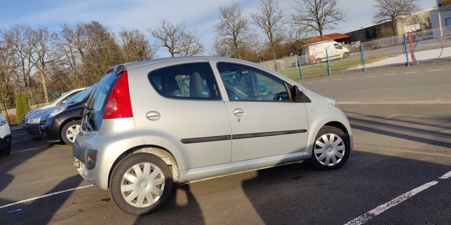 Peugeot 107 1.0L 70 / URBAN MOVE