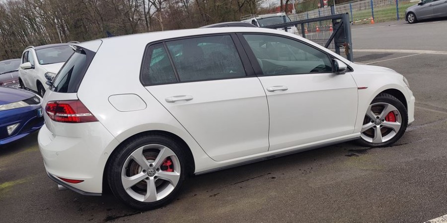 Volkswagen Golf VII GTI PERFORMANCE 2.0 TSI 230 DSG / 6