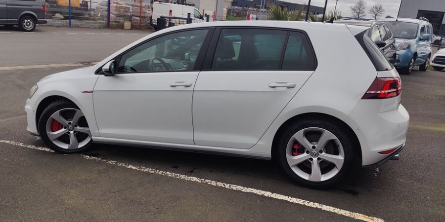 Volkswagen Golf VII GTI PERFORMANCE 2.0 TSI 230 DSG / 6